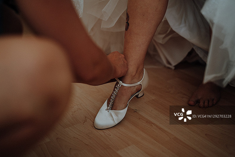伴娘为新娘穿鞋图片素材