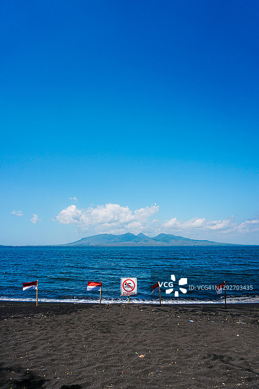 禁止游泳的巴纽旺宜海滩，装饰着印度尼西亚国旗图片素材