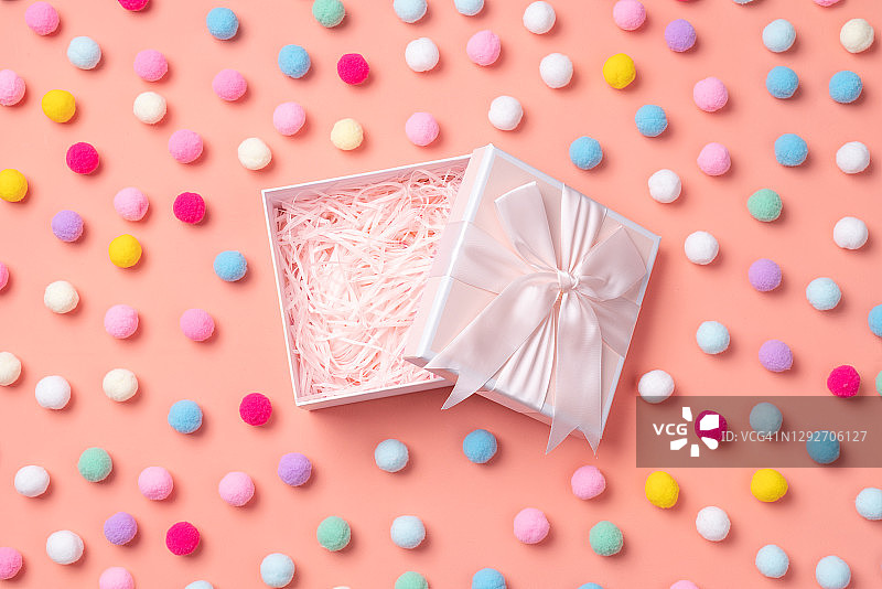 装有彩色毛球的礼品盒图片素材