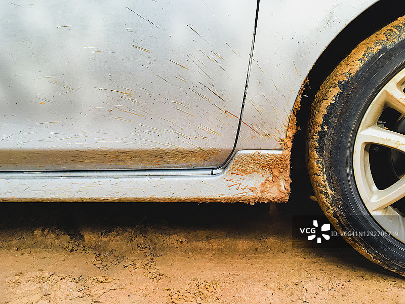 泥泞道路上汽车的裁剪图像图片素材