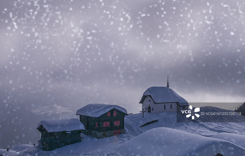 雪山下的村庄图片素材