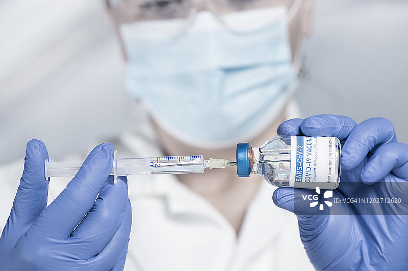 医生准备新冠病毒疫苗图片素材