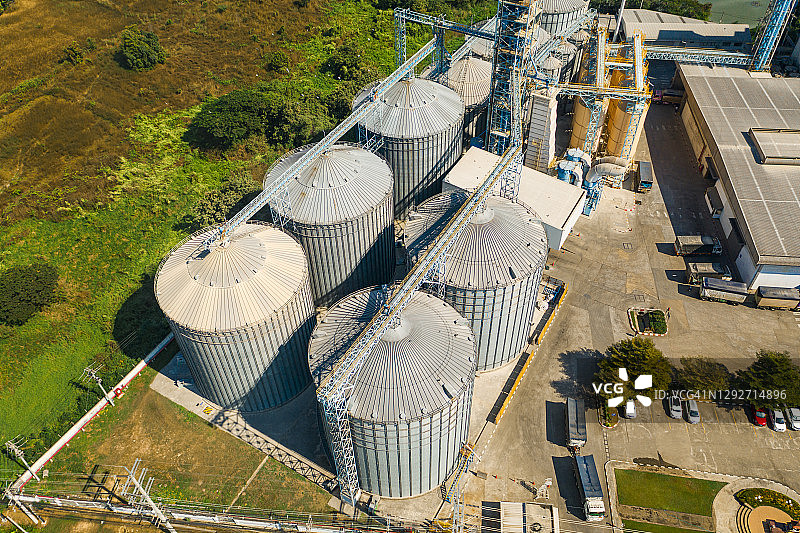 农业背景下的水稻或谷物植物筒仓鸟瞰图图片素材