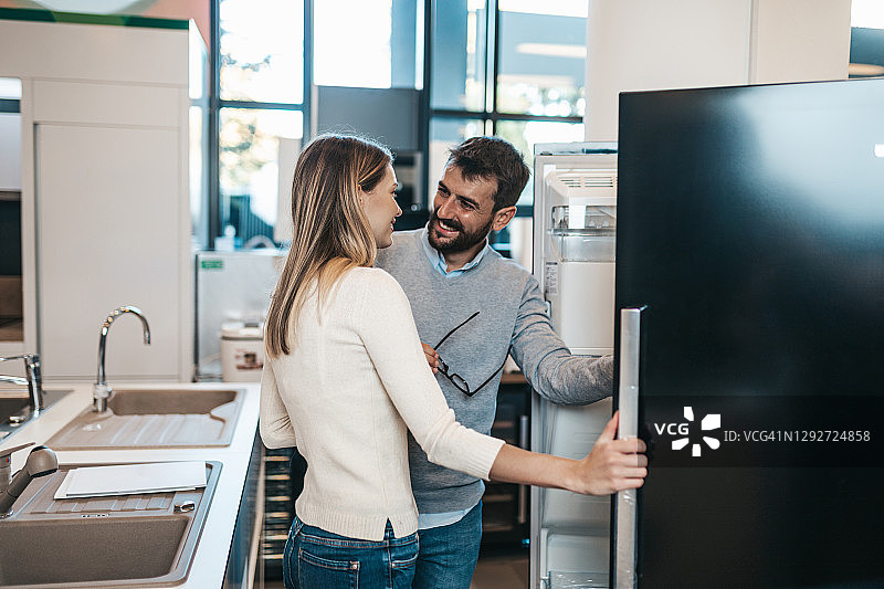 年轻夫妇在购物图片素材