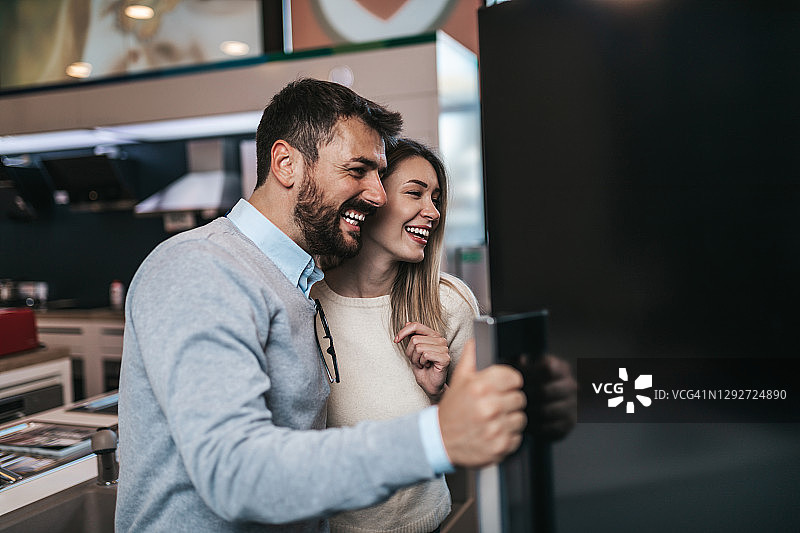 年轻夫妇在购物图片素材