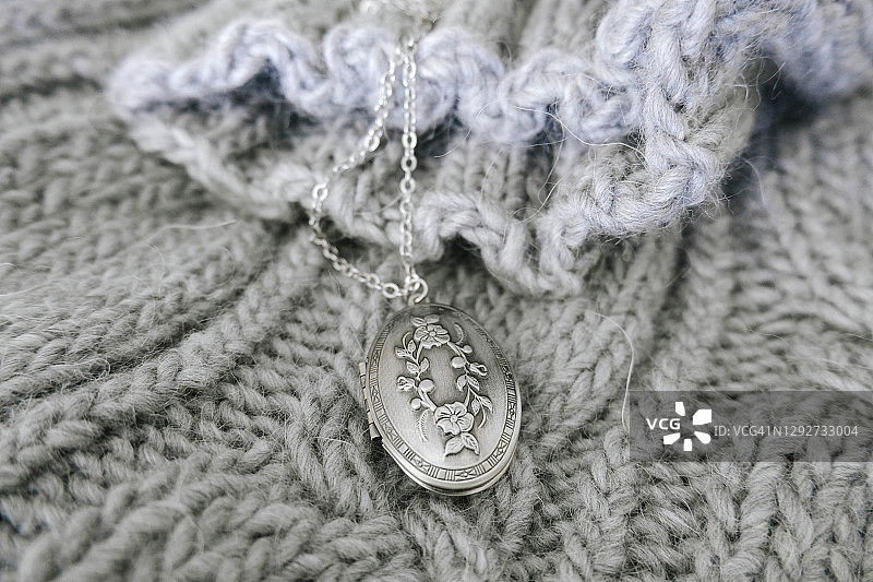 毛衣上的小盒式项链图片素材