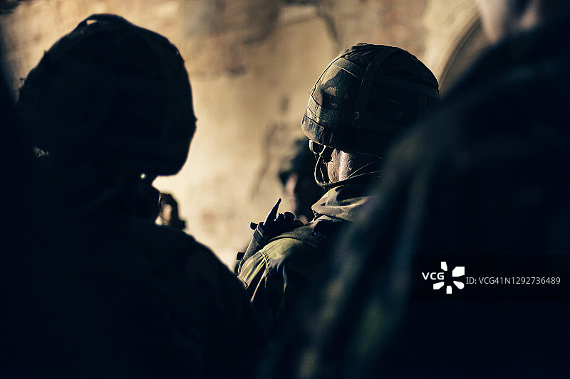 一群士兵的背影图片素材