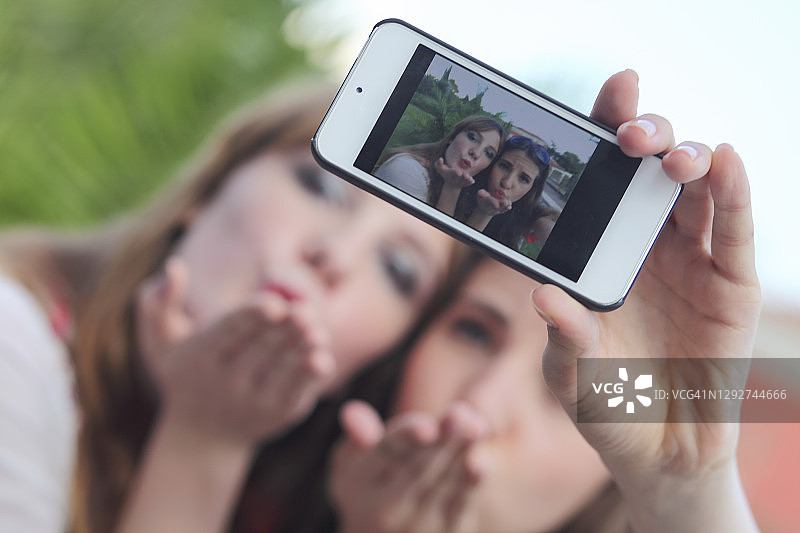 女朋友们亲吻自拍图片素材