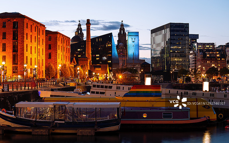 英格兰利物浦阿尔伯特码头黄色潜水艇黄昏图片素材