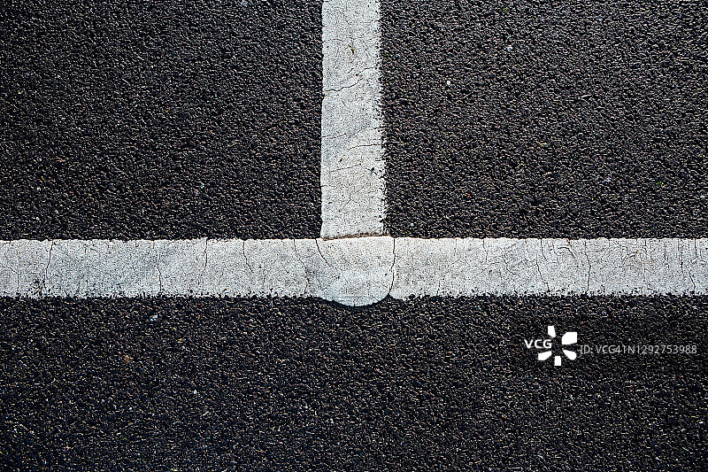深色停机坪上的白色道路标线交叉口图片素材