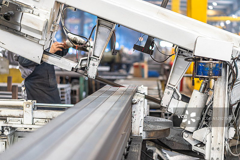 工厂中工作的机械臂图片素材