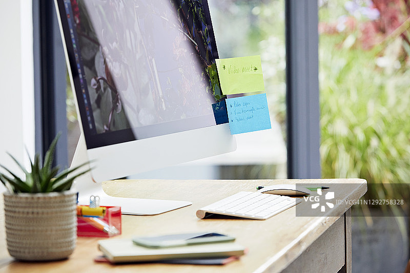 家庭办公室中的书桌图片素材