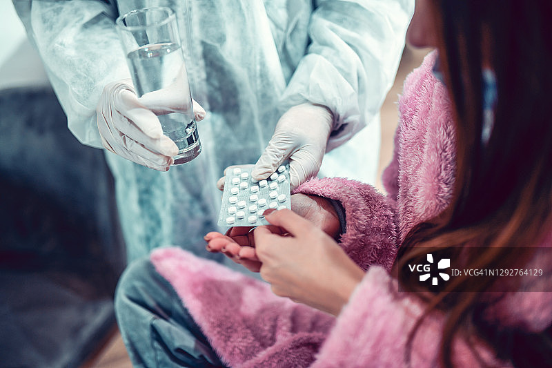 身穿手术服的女医生为女性进行抗病毒治疗图片素材