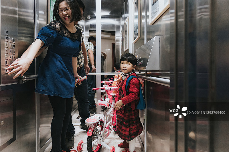 中国家庭与女儿乘坐新住宅楼电梯图片素材