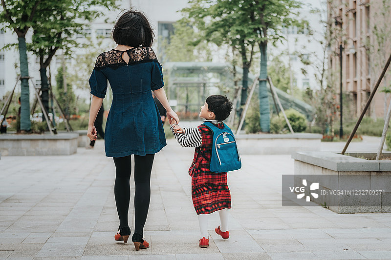 中国女人送中国女孩上学图片素材