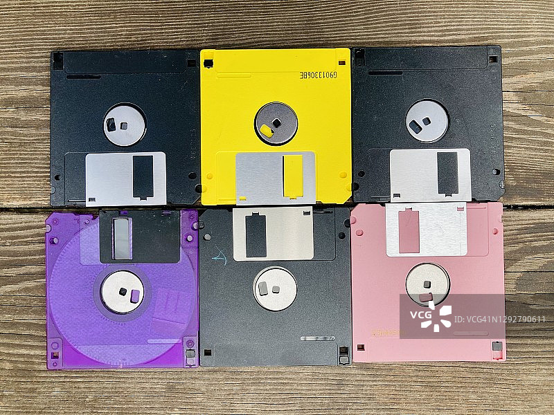 桌上的彩色软盘图片素材