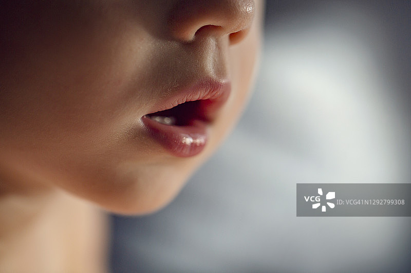 惊讶的婴儿图片素材