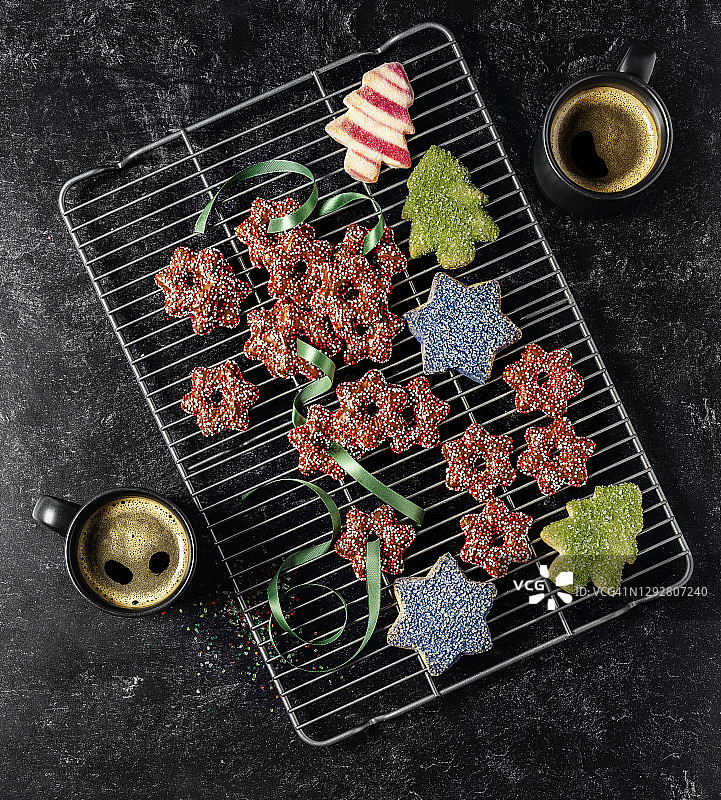 黑色背景上的圣诞饼干和咖啡杯图片素材