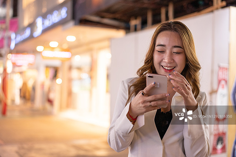 亚洲女人夜晚在台北市中心图片素材
