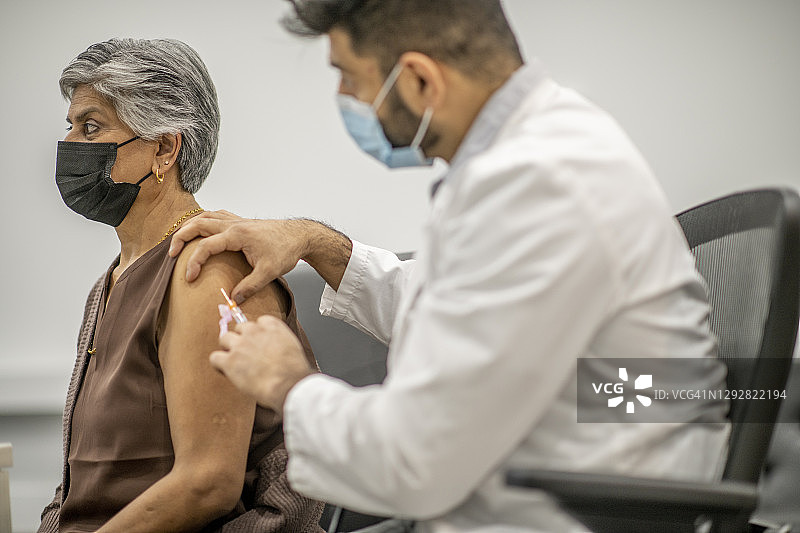 老年妇女接种新冠疫苗图片素材