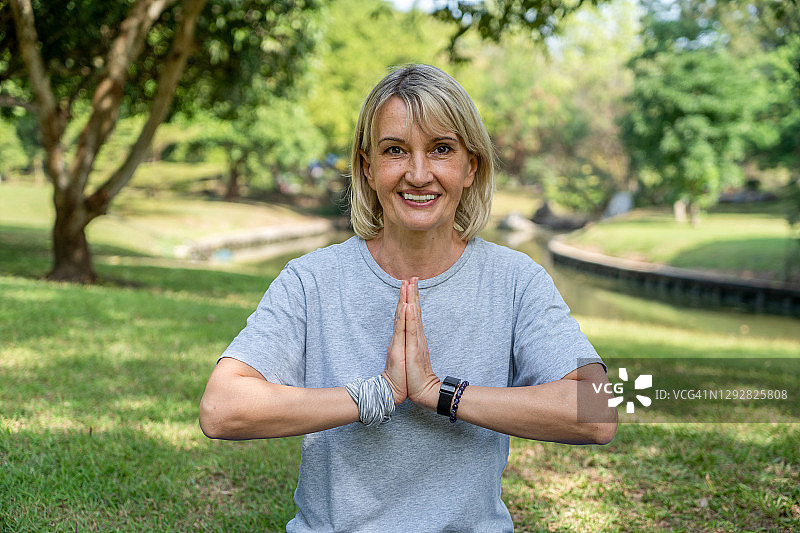 公园瑜伽：老年夫妇户外锻炼，健康生活理念图片素材