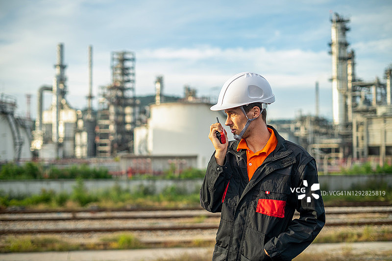 以大型炼油工业为背景的石油和天然气工人图片素材