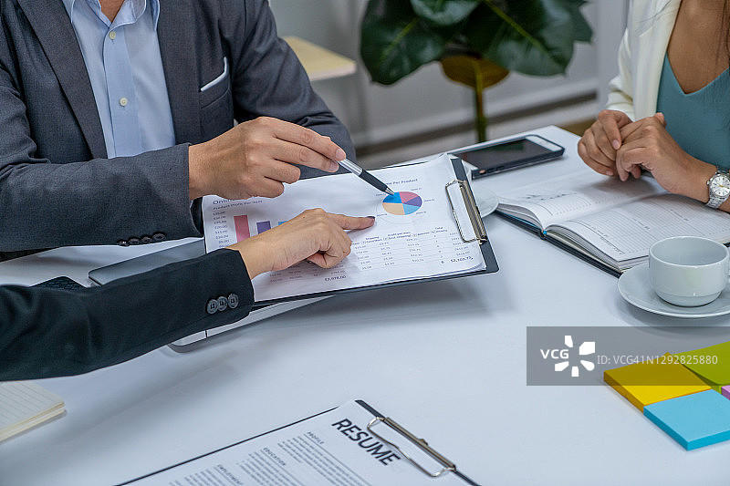 基金经理团队查阅文件分析股市投资图片素材