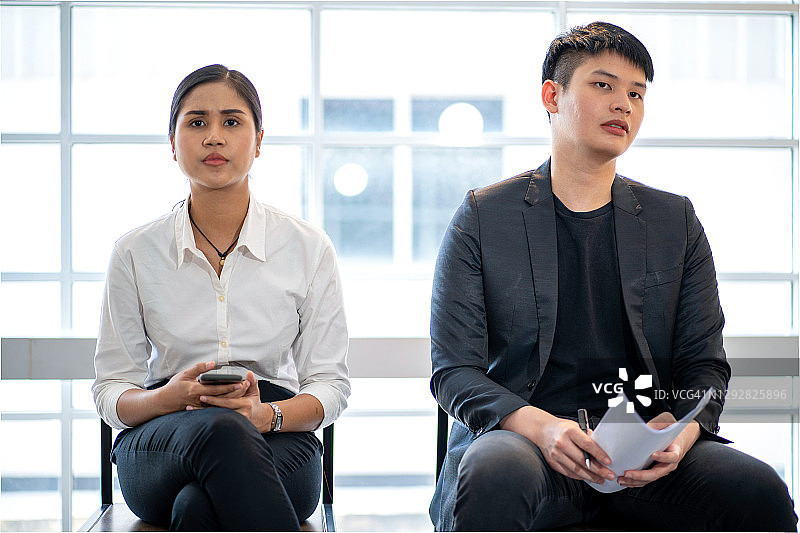 商务男士和商务女士拿着空白文件等待面试招聘图片素材