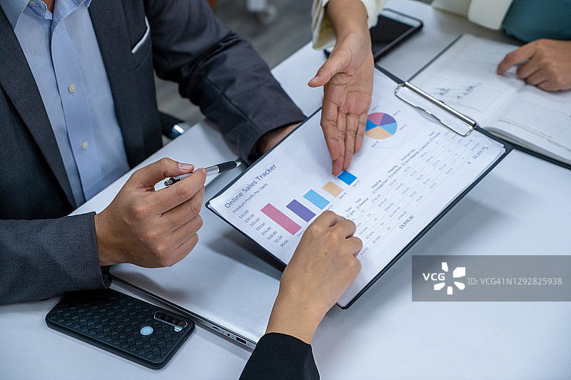 基金经理团队查阅文件分析股市投资图片素材
