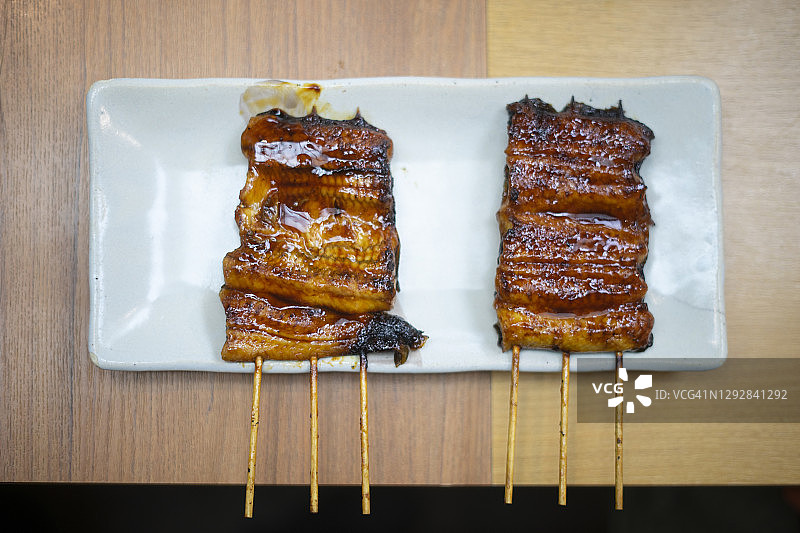日本寿司厨师为顾客烹饪传统日本怀石料理的手部特写图片素材