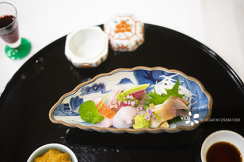 日本寿司厨师为顾客烹饪传统日本怀石料理的手部特写图片素材