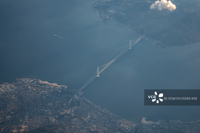从飞机上俯瞰日本神户市的明石海峡大桥图片素材