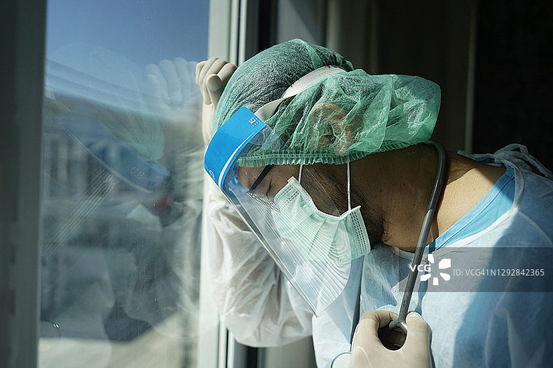 亚洲女医生特写：戴防护面罩和PPE防护服，抗击新冠疫情图片素材