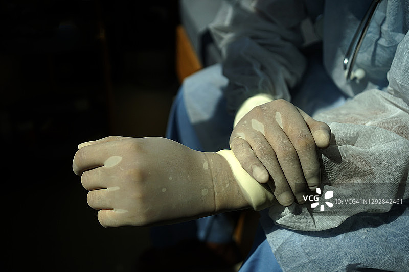 亚洲女医生特写：戴防护面罩和PPE防护服，抗击新冠疫情图片素材