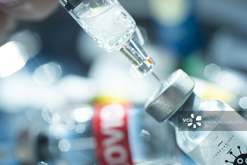 医生戴着口罩准备新冠疫苗图片素材