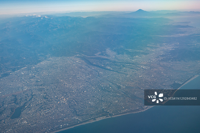 飞机航拍日本静冈县滨松市与富士山图片素材