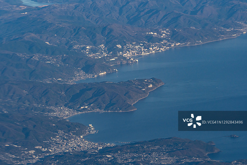 从飞机上俯瞰日本静冈县伊东市和热海市图片素材