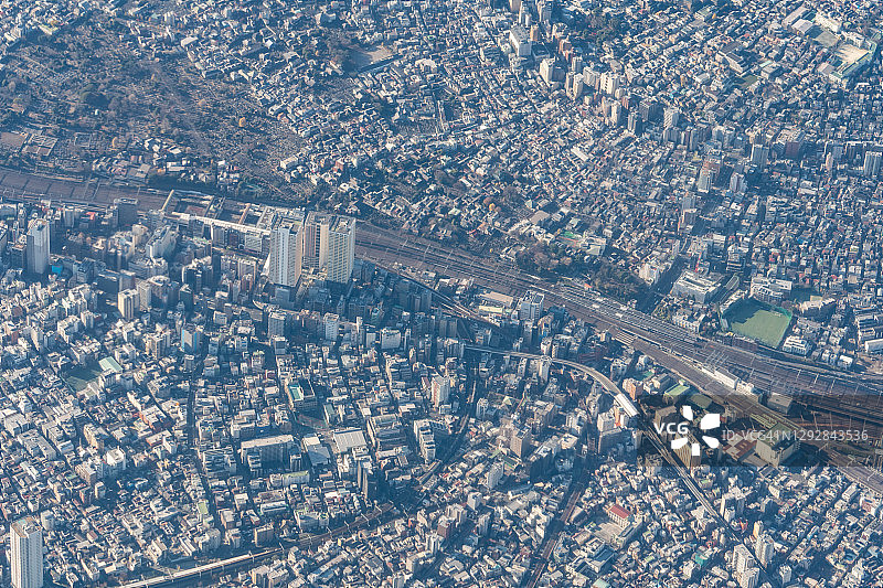 从飞机上俯瞰日本东京的城市火车图片素材