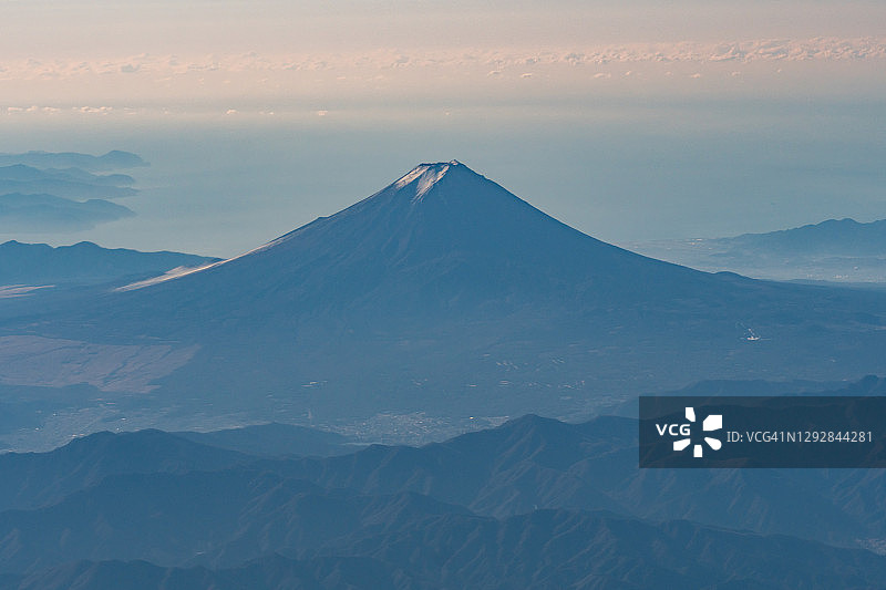 飞机航拍日本富士山和山梨县图片素材