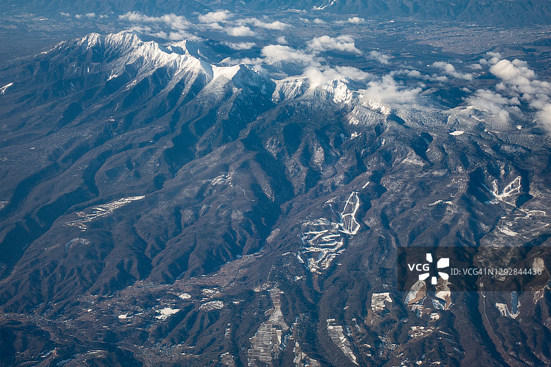 飞机航拍日本山梨县的八岳雪山图片素材