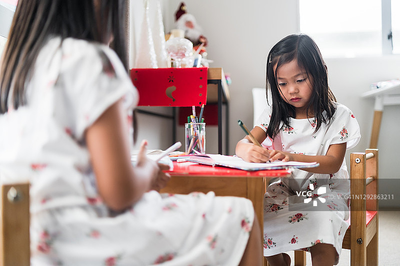 两个姐妹在做作业图片素材