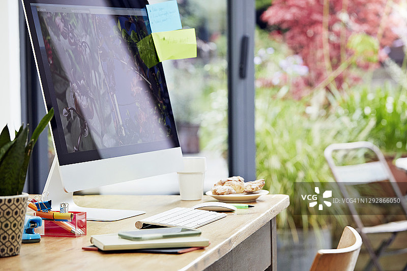 家庭办公室中的书桌图片素材