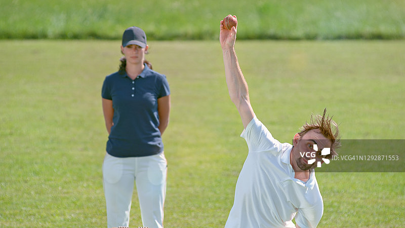 板球运动员投球图片素材