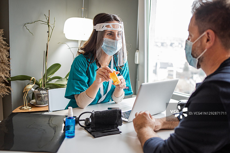 疫情期间医生为病人检查图片素材