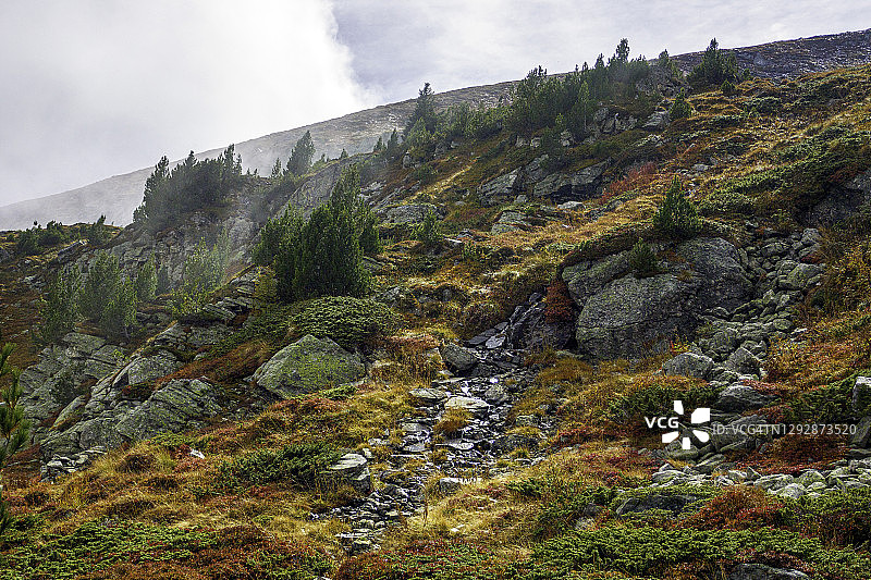 雾中山景天气图片素材