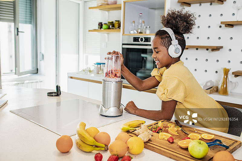年轻女孩准备健康早餐图片素材