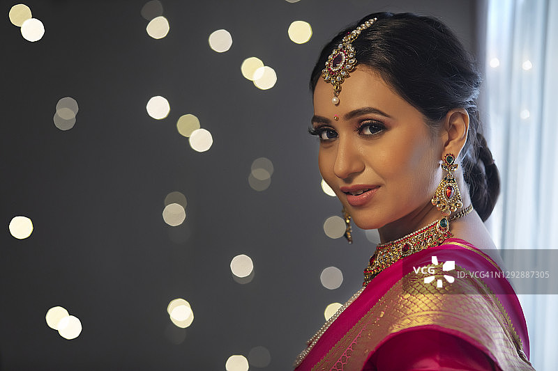 穿着纱丽自信微笑的女人图片素材