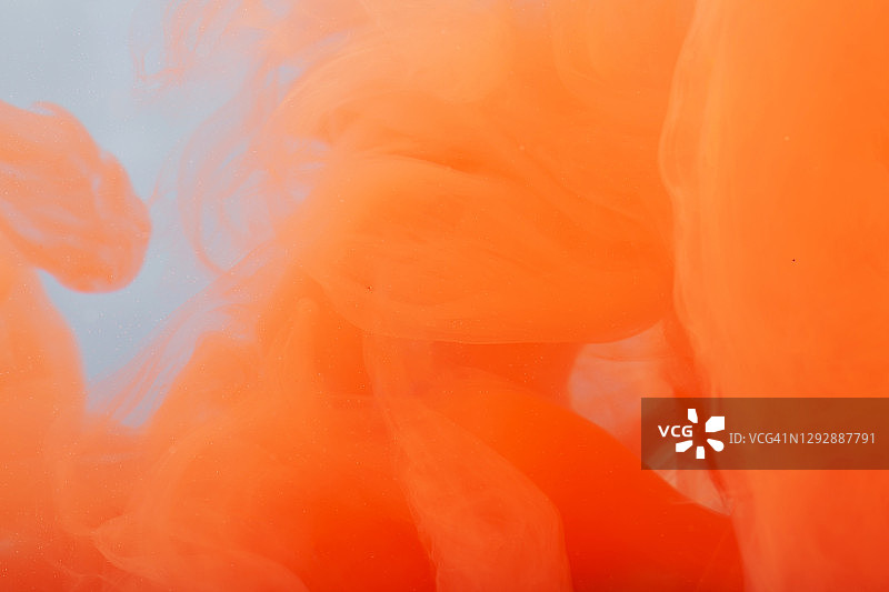 水中橙色颜料抽象流动纹理图片素材