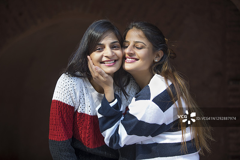 姐妹互相关爱图片素材