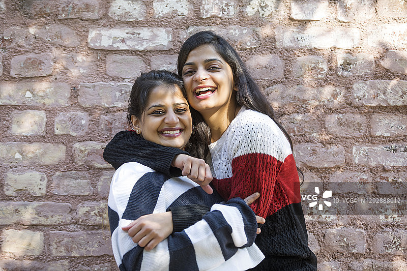 姐妹互相关爱图片素材